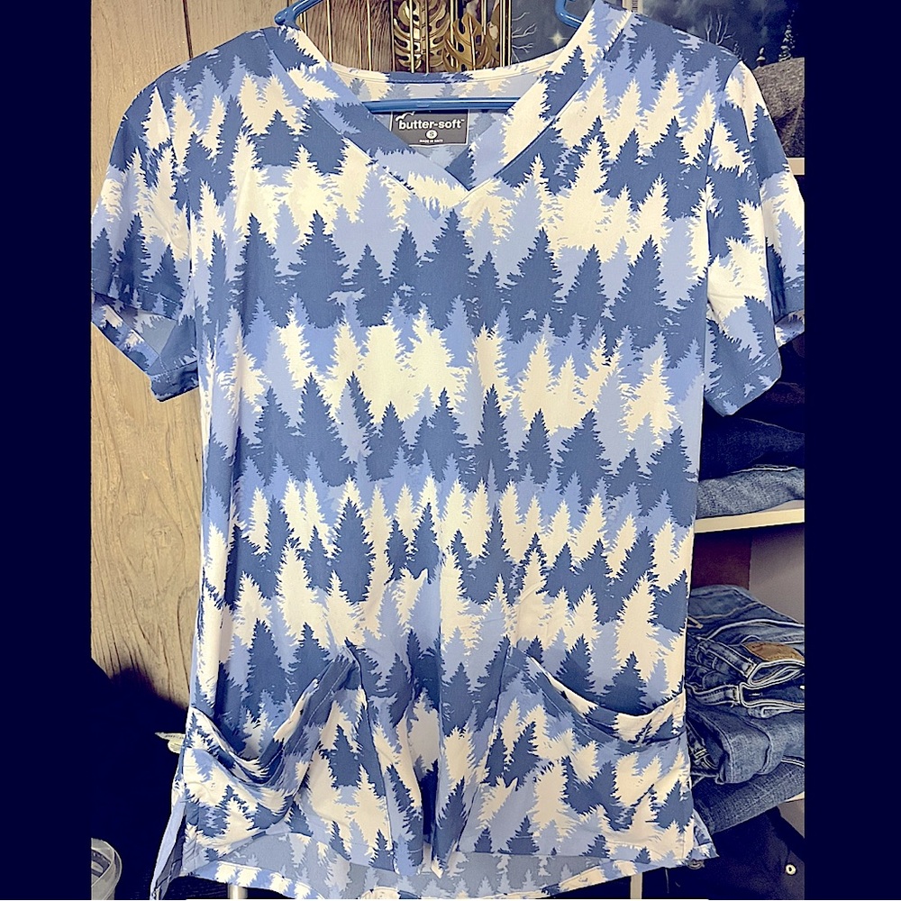 Women’s scrub top